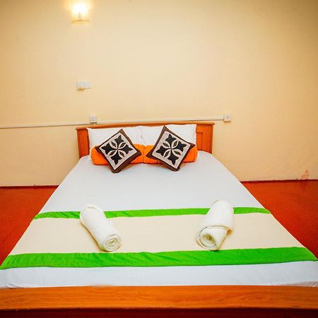 Sunbloom Inn Канди Екстериор снимка
