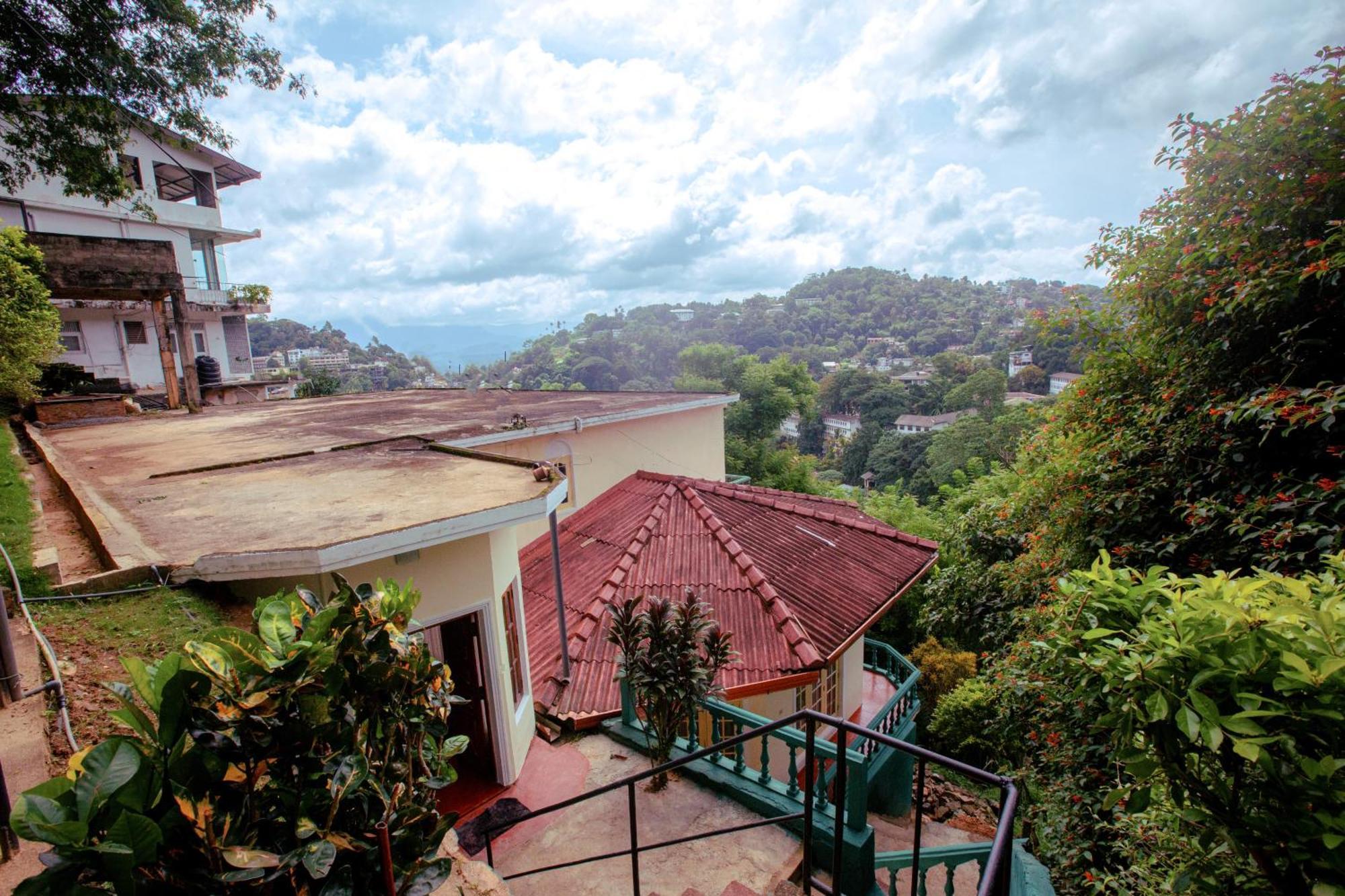 Sunbloom Inn Канди Екстериор снимка
