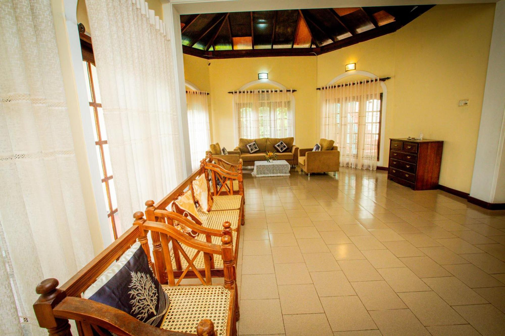 Sunbloom Inn Канди Екстериор снимка