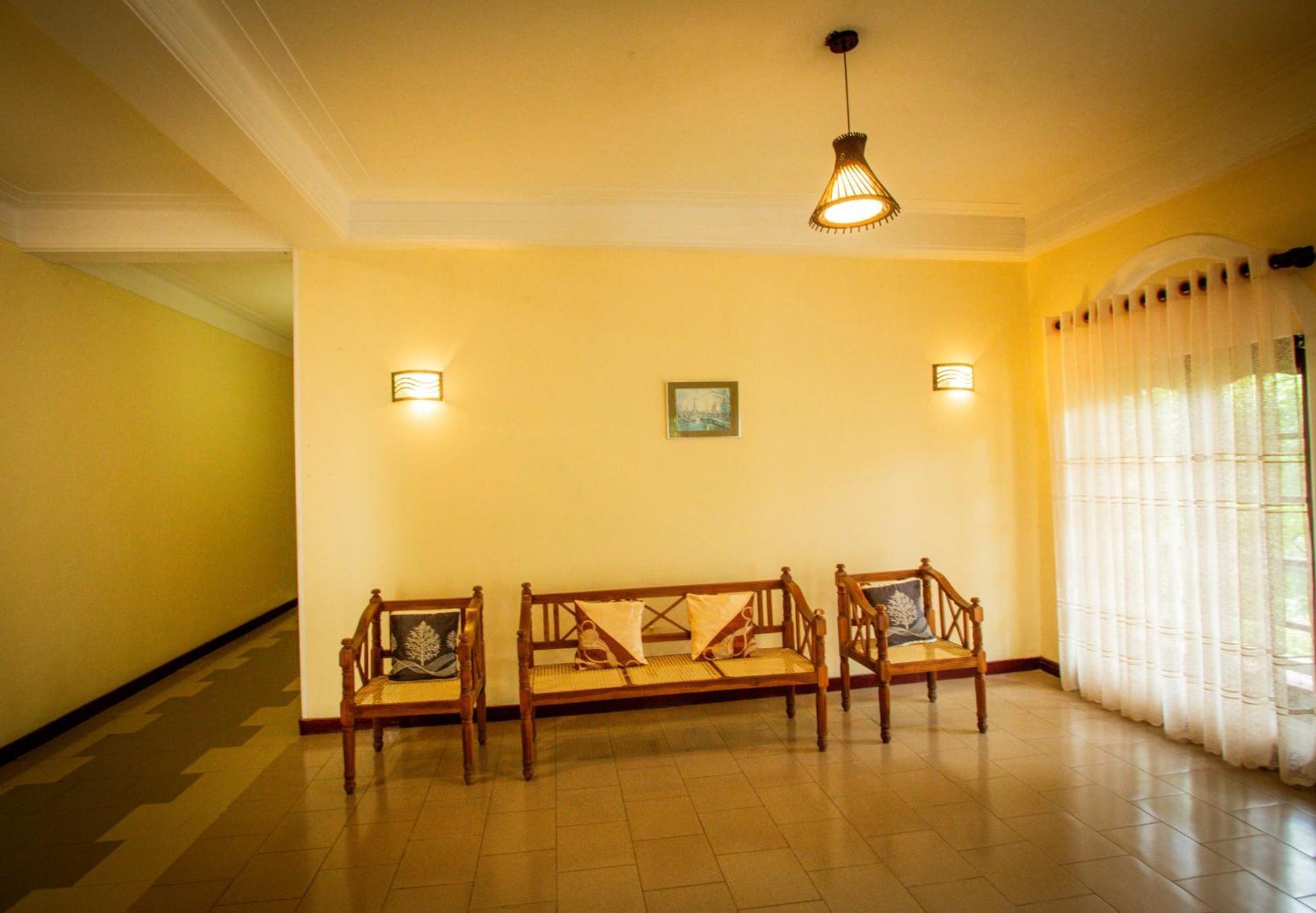 Sunbloom Inn Канди Екстериор снимка