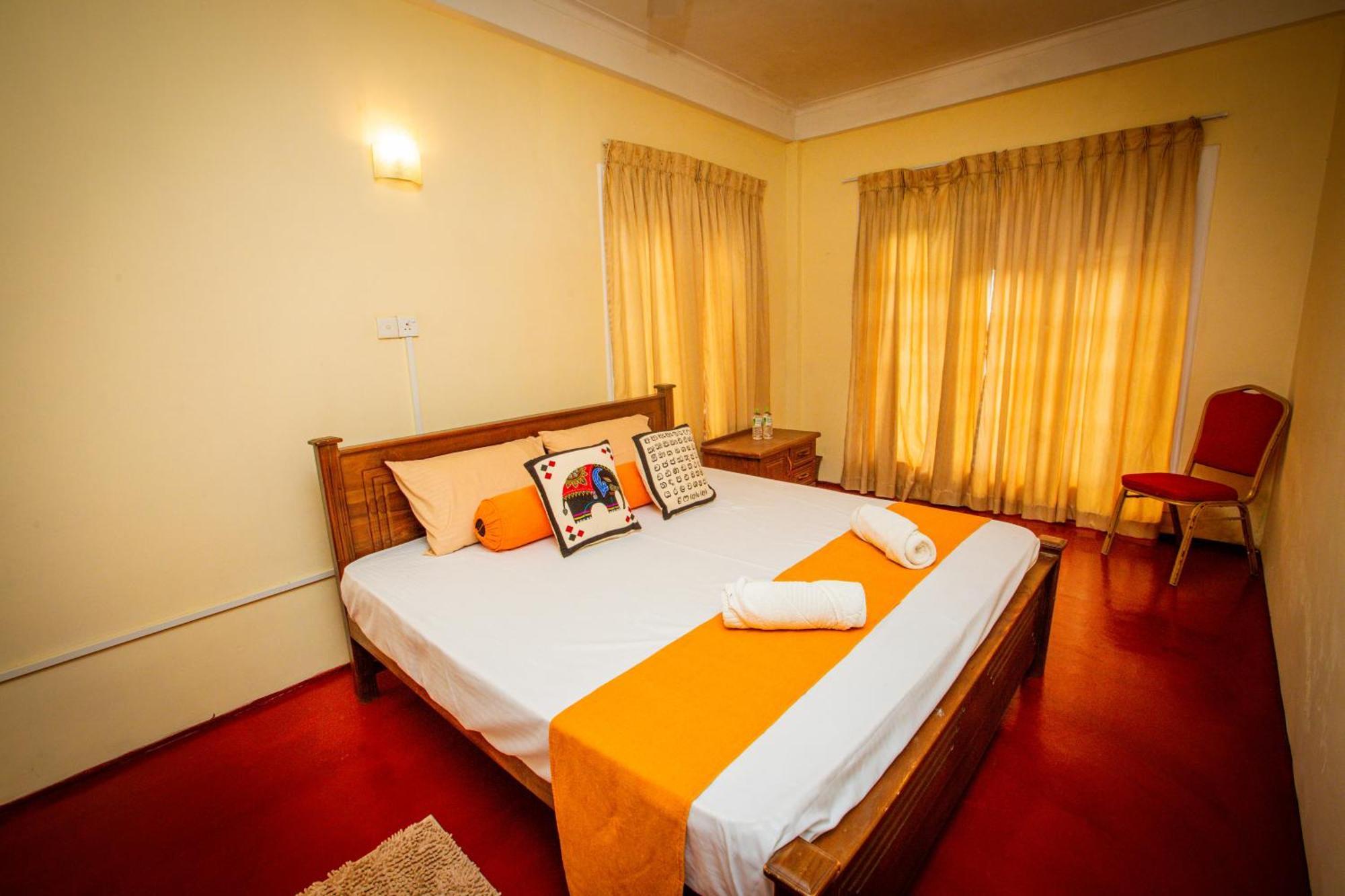 Sunbloom Inn Канди Екстериор снимка
