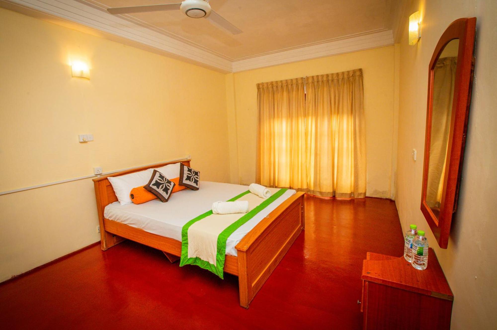 Sunbloom Inn Канди Екстериор снимка
