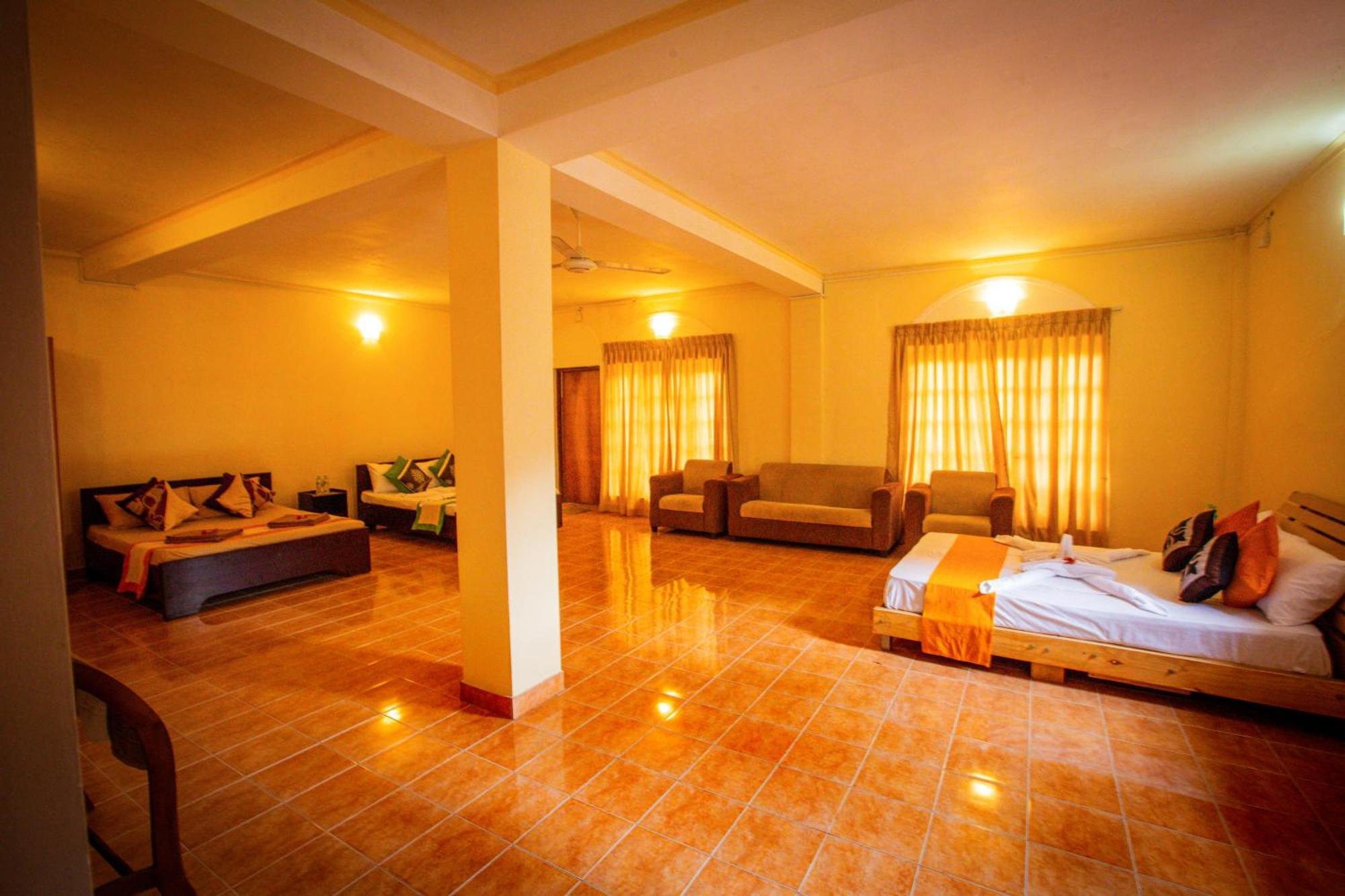 Sunbloom Inn Канди Екстериор снимка