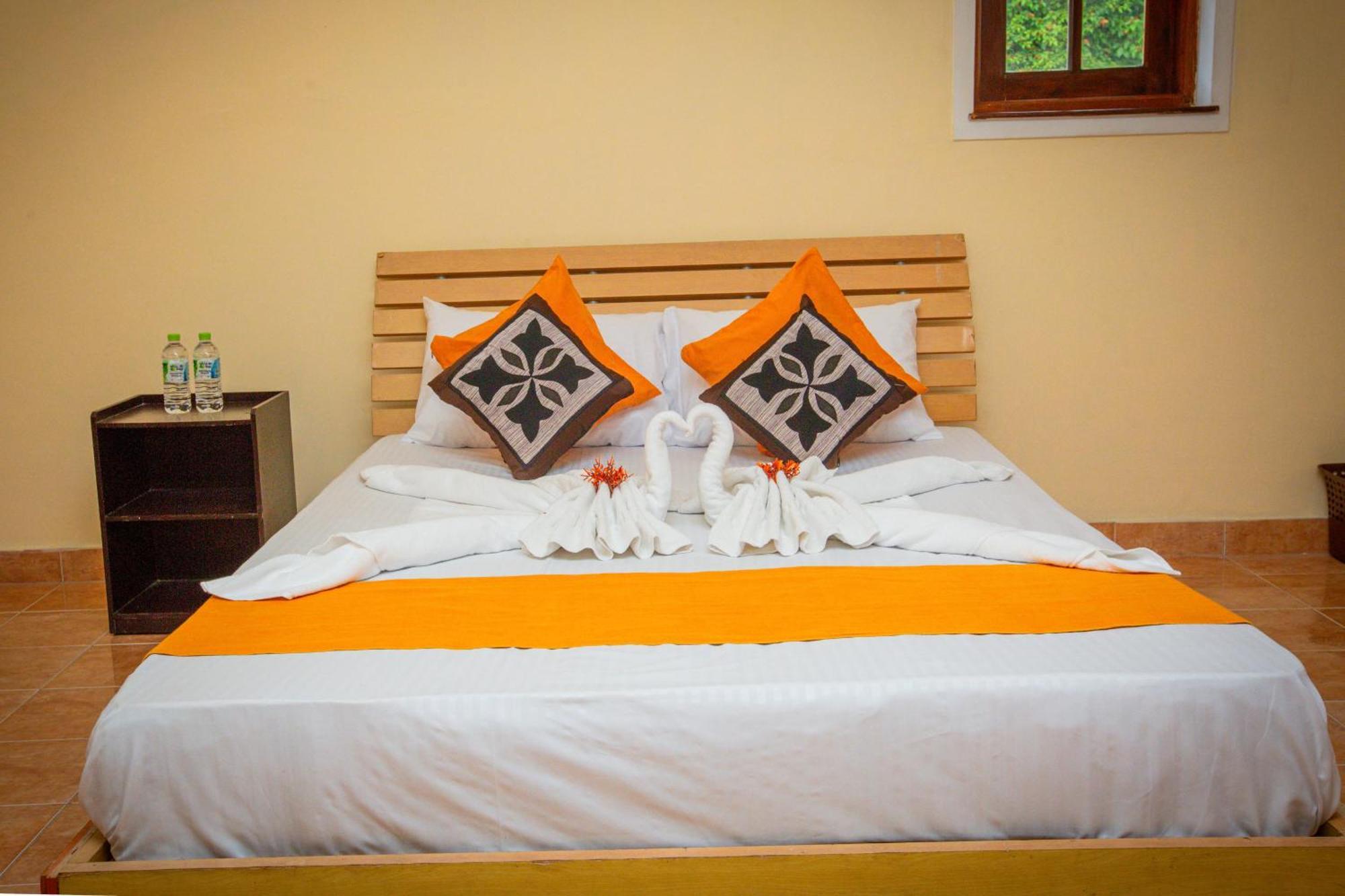 Sunbloom Inn Канди Екстериор снимка