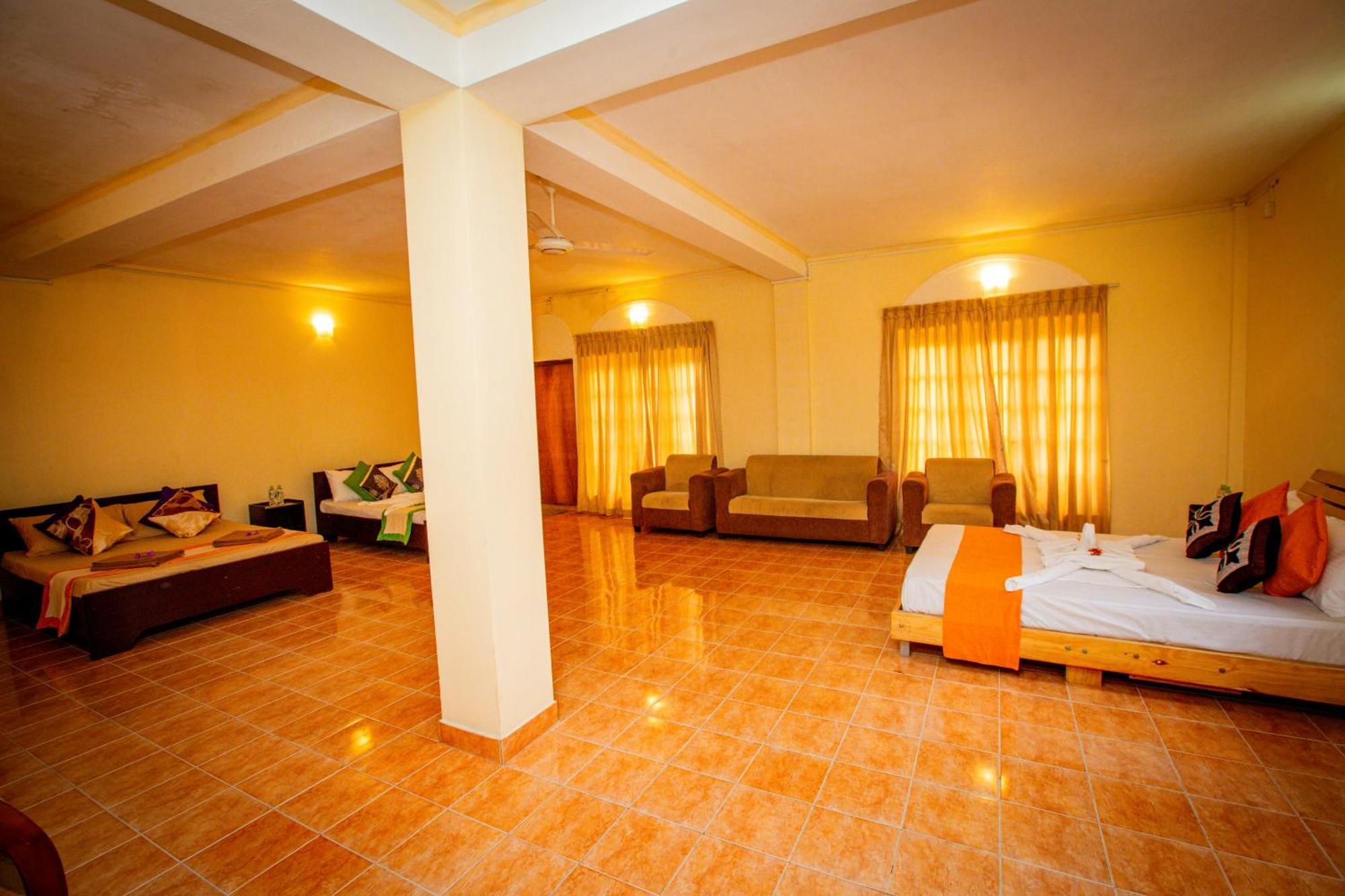 Sunbloom Inn Канди Екстериор снимка